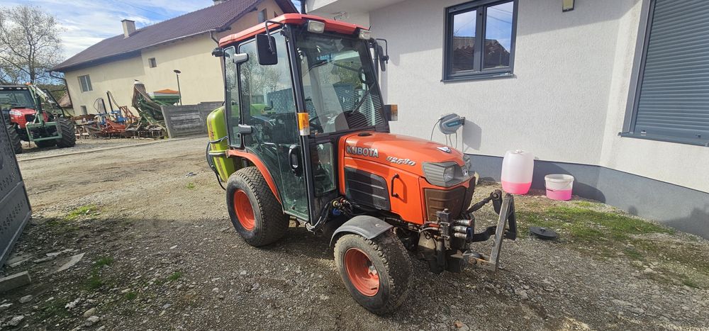 Tractoras kubota cu cositoare si lama zapada si perie