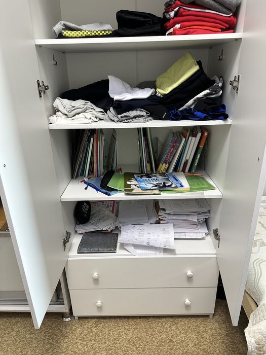 Шкаф для одежды белый.