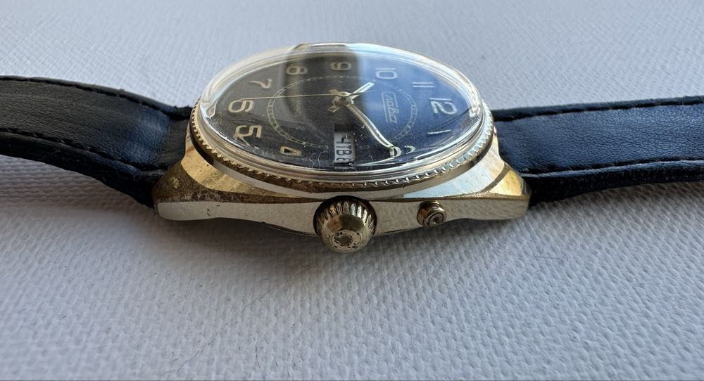 Часовник Слава,механичен позлатен,с два датника,80 г