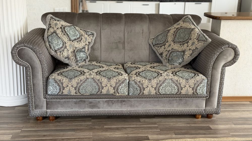 Диван сатам продам