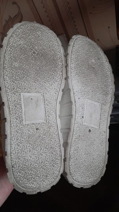 Фирменные кроссовки