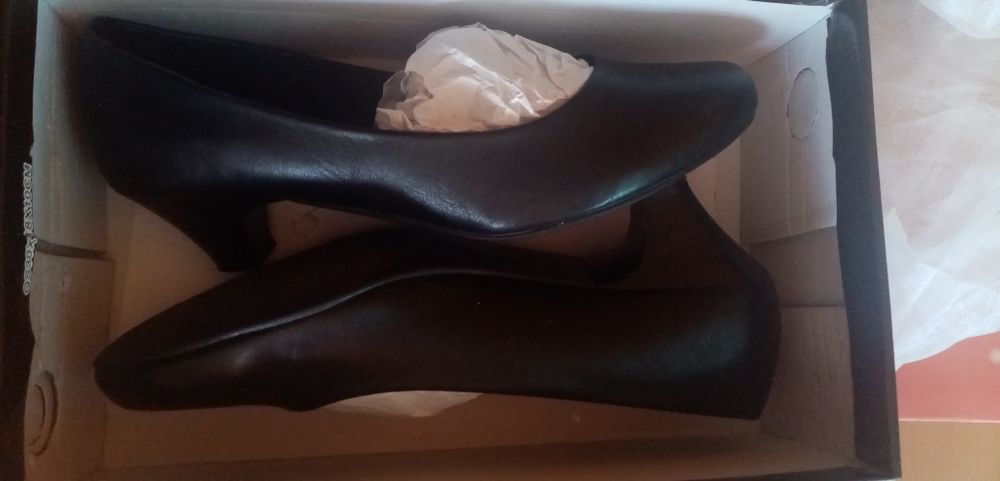 Pantofi noi din piele