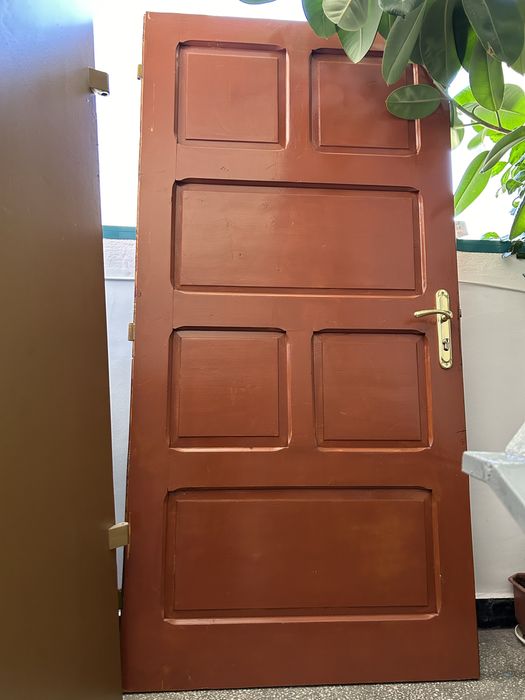 Входна дървена врата