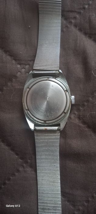 Продавам руски часовник Ракета..За ценители.с хубава метална верижка.