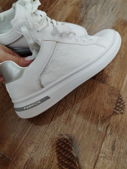 Sneakers albi casual marime 37