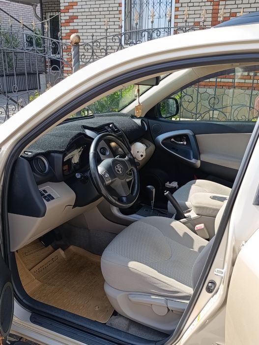 Машина Toyota rav4