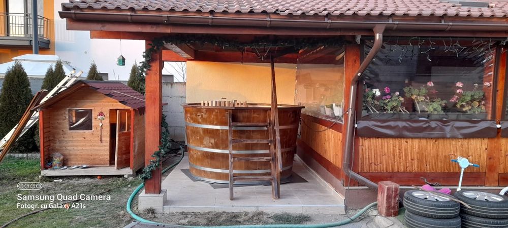 Дървено джакузи осигуряваше домашен уют и релакс в градината.
