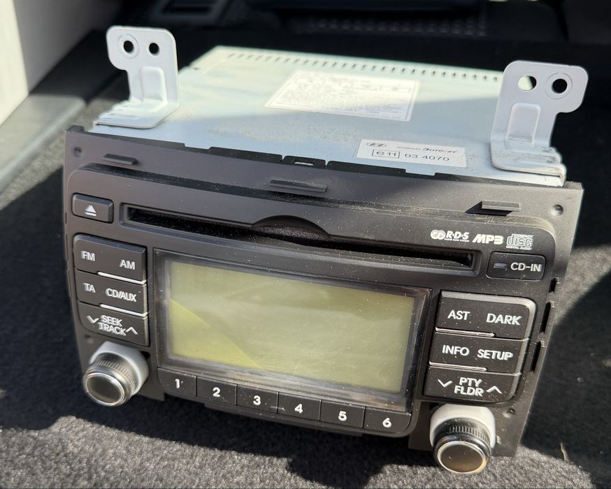 HYUNDAI I30 (2008 - 2012) Централна конзола с жабка + радио / MP3 / CD