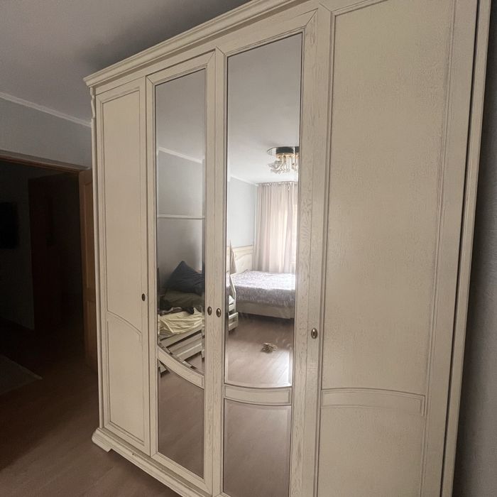 Спальный гарнитур из массива дерева