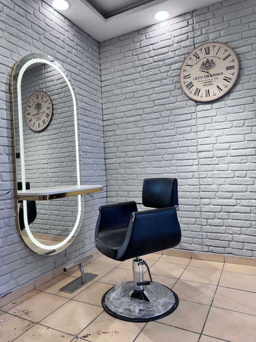 Работно място за фризьор. Огледало