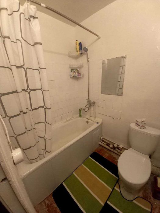 Kvartira Sheriklikka 2ta qiz bola kk Farxodski bozor yonida kvartira