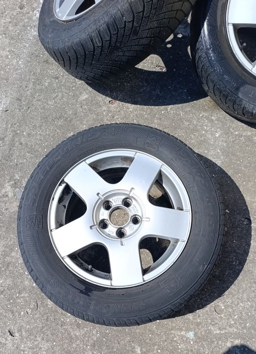 Четири джанти с гуми за" Голф 4" 195/65 R 15  Никакви кривини! Джантите са в много добро състояние! Карани са  на автомобил, който продадох!