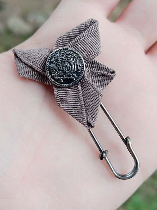 Brose tip ac de siguranta, din metal argintat, cu ornament celtic