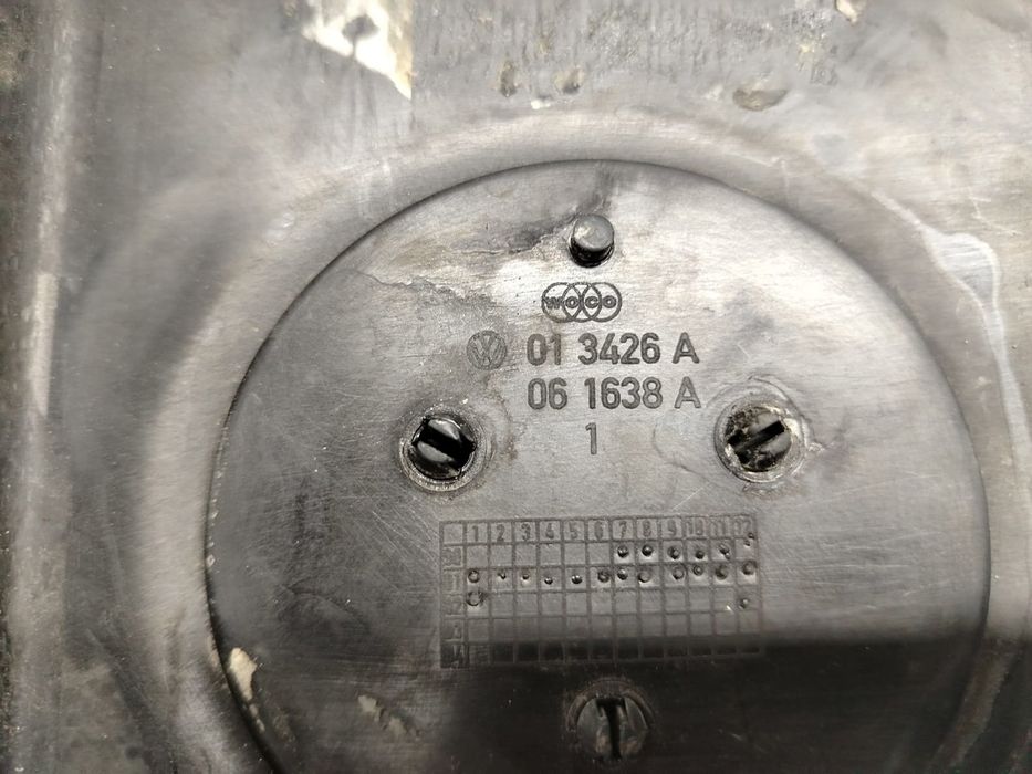 Emblema logo capac motor 013426a Volkswagen Passat B5 (1996 - 2000)