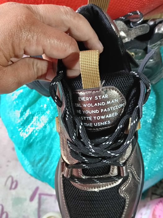 Adidași aproape noi