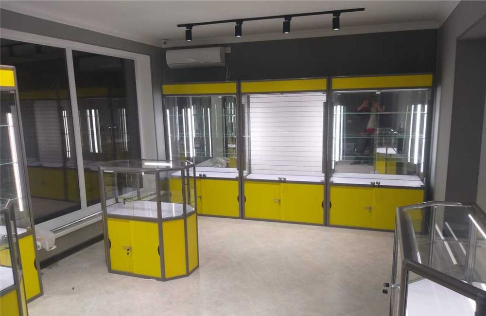 Витрины и торговые прилавки по выгодным ценам, стеклянные витрины