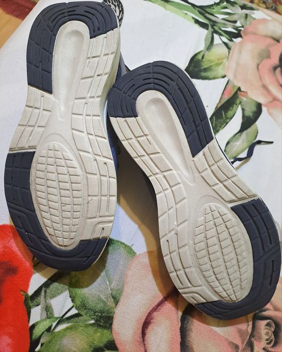 Vând urgent adidași  ultralon mărime 39