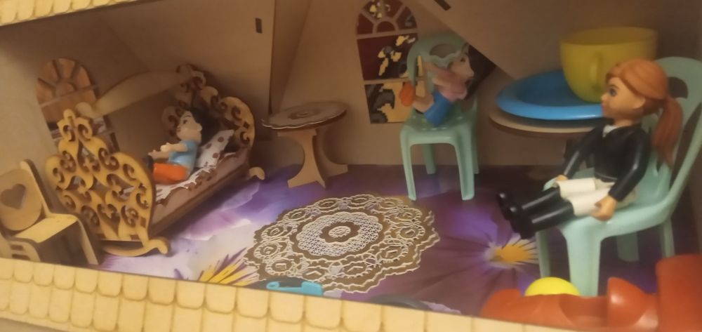 Деревянный кукольный домик