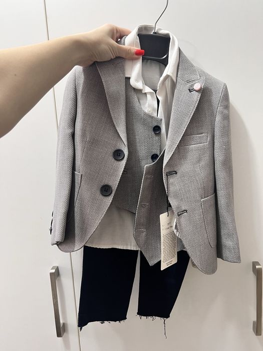 Костюм на малчика(пиджак,рубашка,жилетка,брюки)размер 6-12 мес