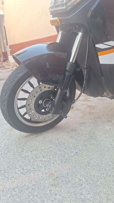 Skuter sotiladi rangi qora jetksli sostenasi zur 4 oy haydalga