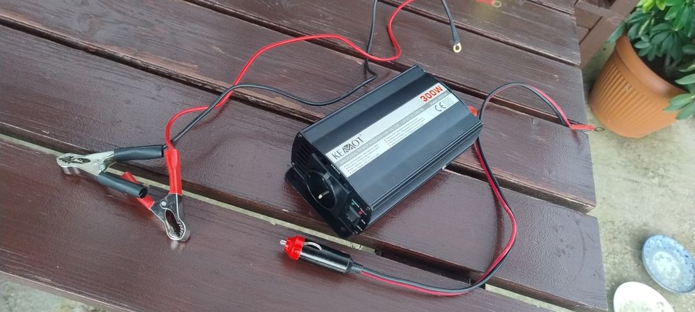 Invertor Kemot, 12 v DC - 230 v AC, 300 W continuu, 600 W varf, Unda sinus modificata, folosit ocazional, ca nou, fara uzura, la jumatate de pret