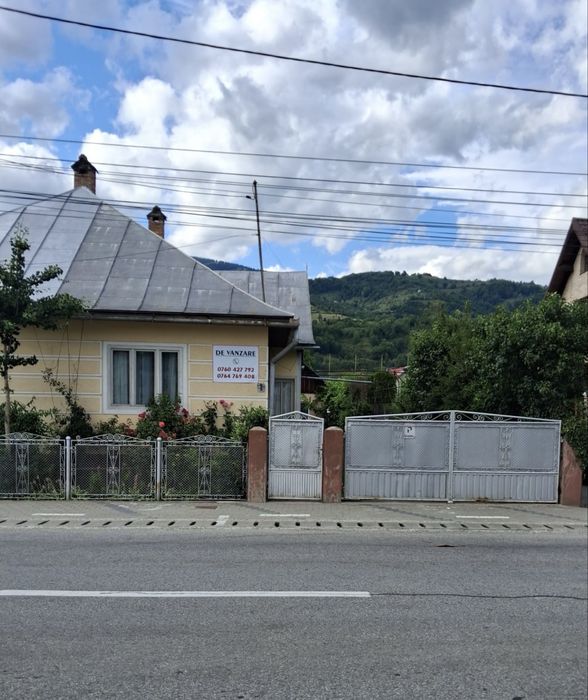 Casă și teren de vânzare vis-a-vis Sala de nunți