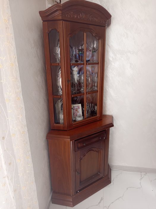 Старинен ъглов шкаф