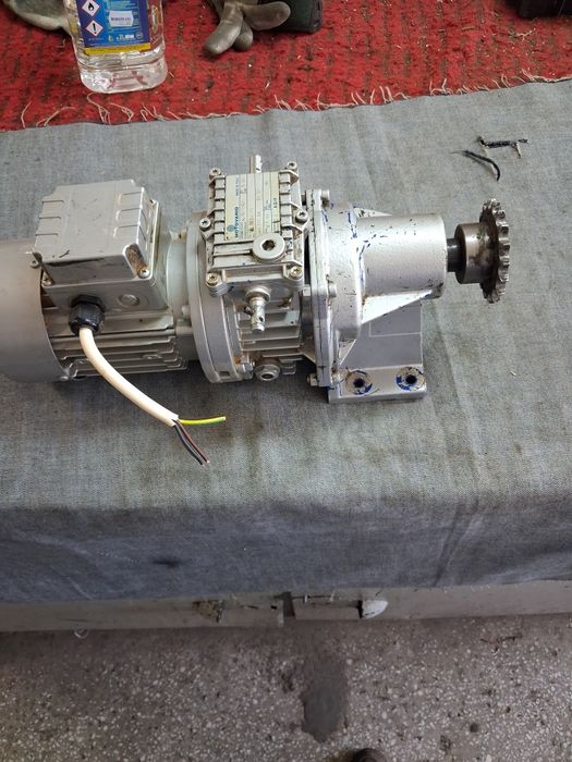 Motor cu reductor industrial