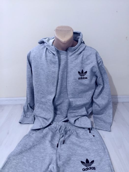 Trening Adidas de primăvară /vara din 3 piese pentru bărbați.