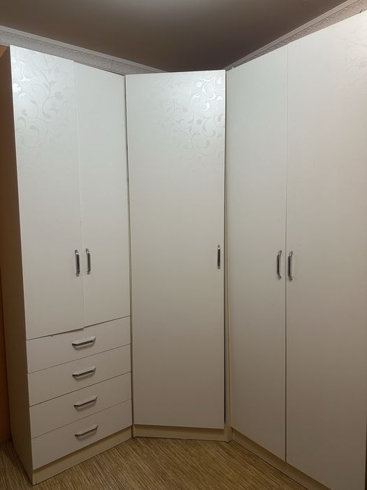 Продам шкаф для одежды угловой