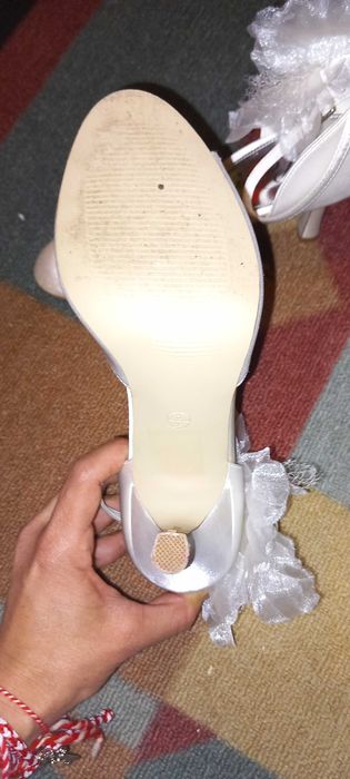 Бели сватбени обувки