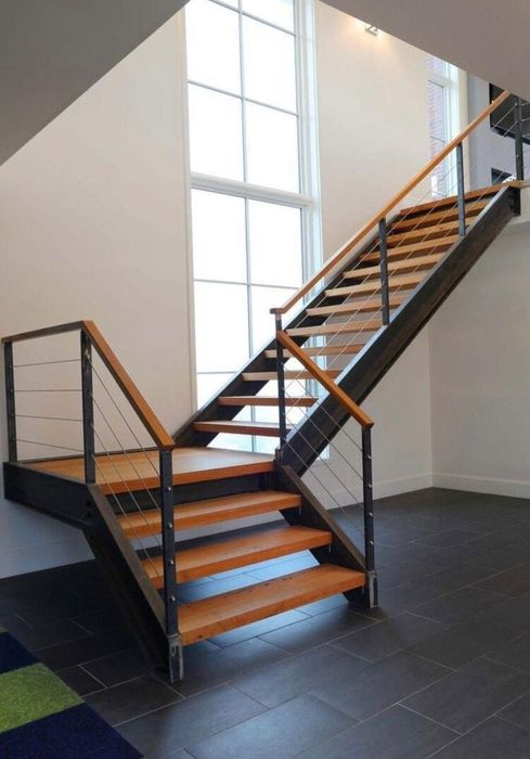 Scari metalice cu trepte din lemn