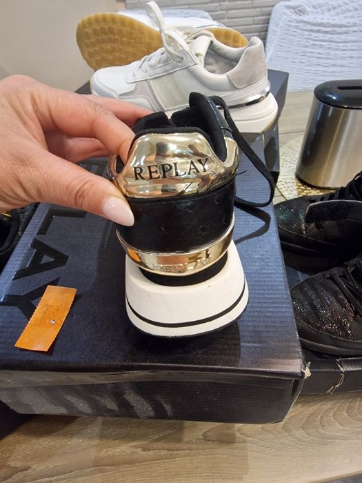 Продавам Дамски Спортни Обувки