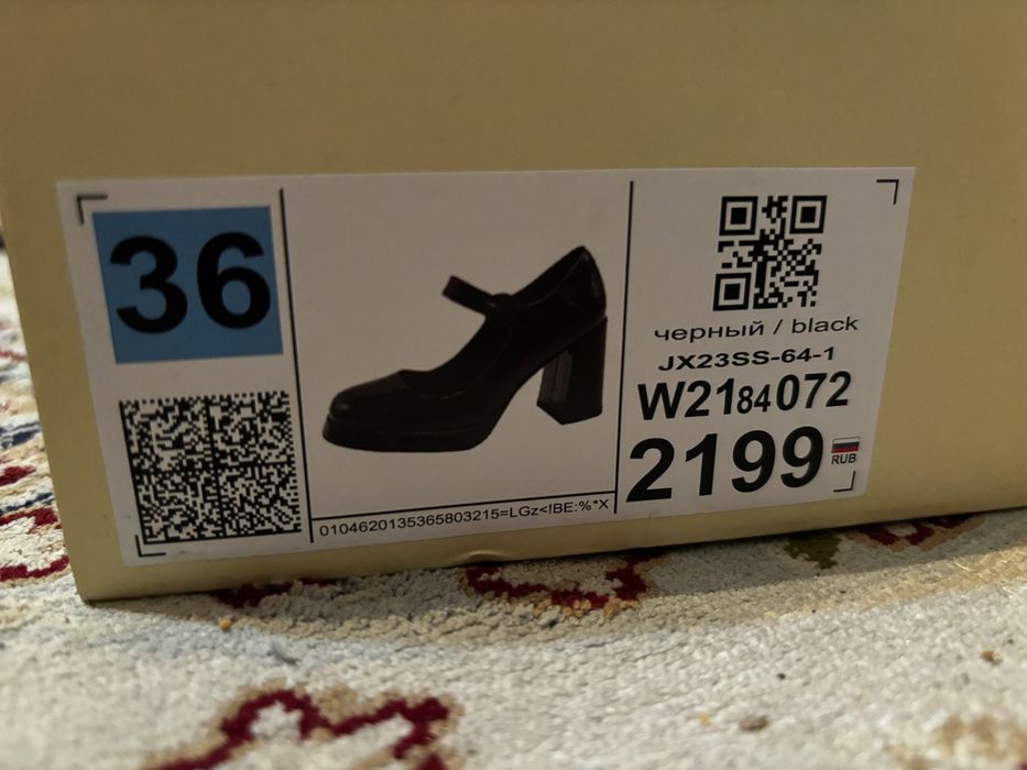 Модные туфли на среднем каблуке бренда.