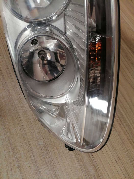 Продавам ляв фар за голф 5