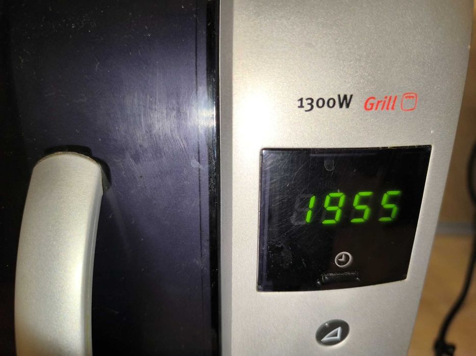 Продавам микровълнова фурна 900 W с грил 1300 W марка Electrolux