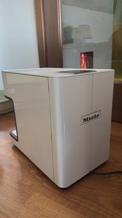 Vând espressor automat premium Miele CM 6350