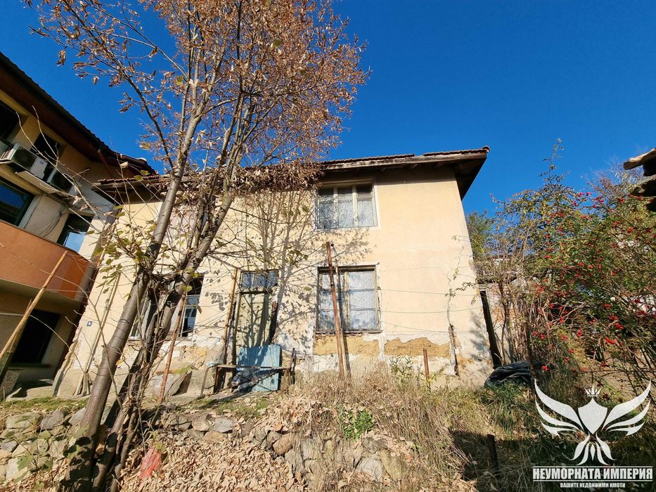 Продавам двуетажна къща с 140РЗП с двор 335кв.м. с денивелация в град Смолян,квартал Райково