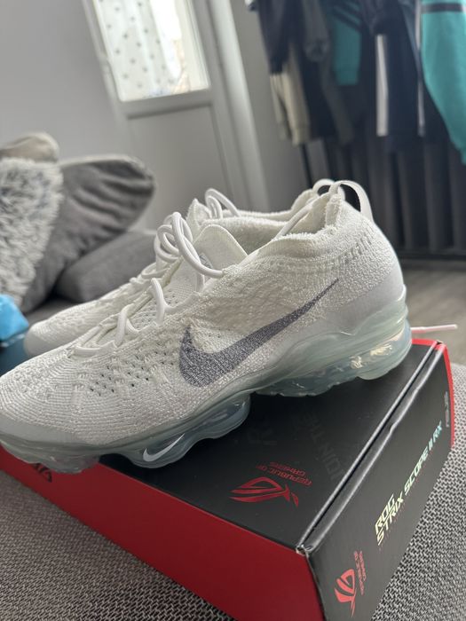 nike noi fara eticheta si cutie .adidasi sunt  originale