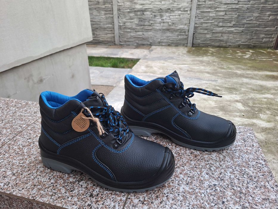 Vand Bocanci de lucru, marime 40, sunt NOI nefolositi