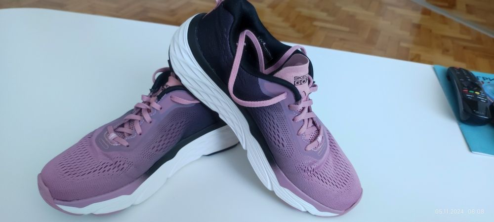 Skechers GOrun Max Cushioning Elite.