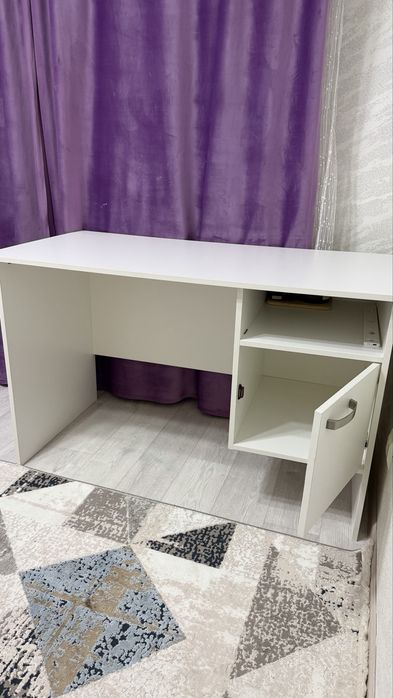 Стол для письма.