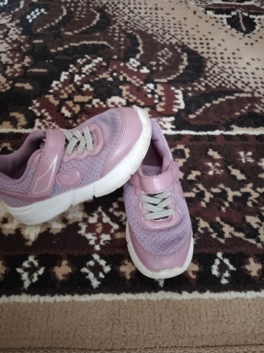 Детски затворени обувки