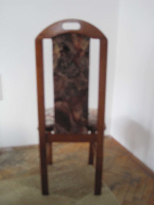 Продавам дървен стол с тапицерия