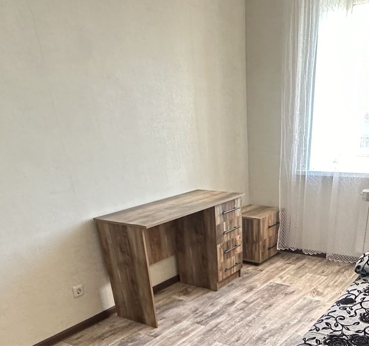 Продам стол и 2 тумбы.