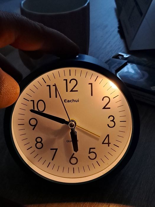 Настолен часовник Eachui - Кварцов, безшумен, с осветление