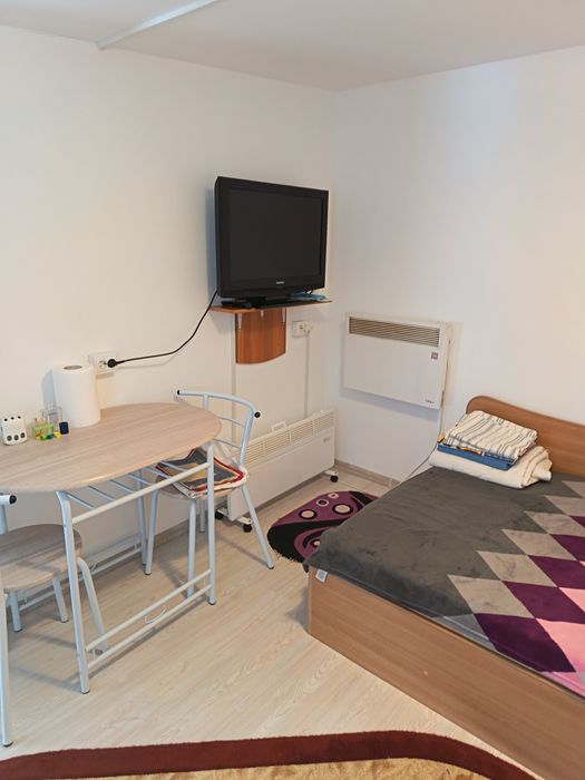 Inchiriez camera la curte