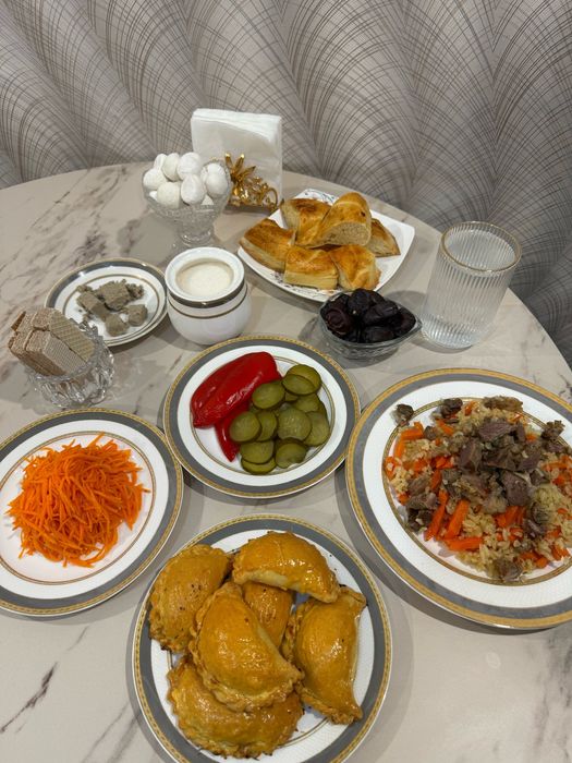 Продам кухонный обеденный стол