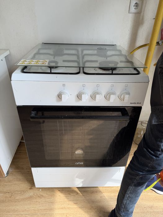 Продам газ плиту артель