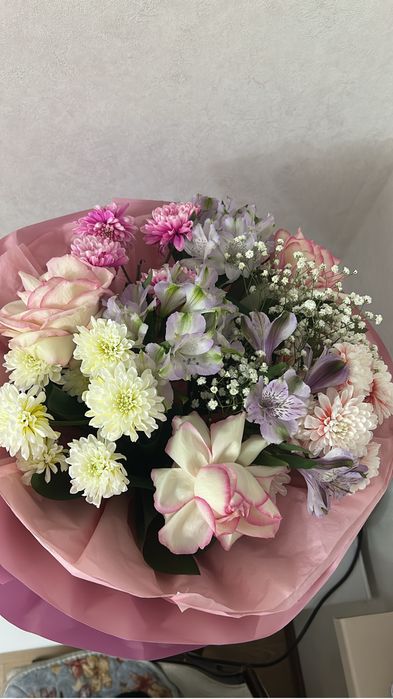 Продам свежие букеты цветов. Подарили на день рождения.